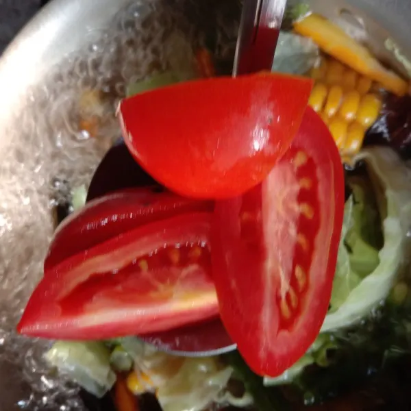Terakhir masukkan tomat yang sudah dipotong-potong. Masak sebentar lalu angkat