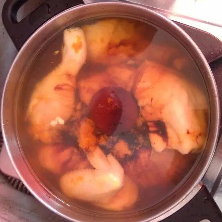 Siapkan panci, kemudian pindahkan ayam ke dalam panci dan tambahkan air, gula merah, kecap dan daun salam. Jangan lupa tambahkan garam dan kaldu bubuk