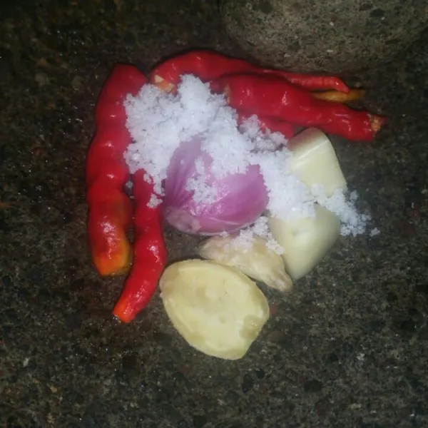 Haluskan cabe merah,bawang merah,bawang putih,kemiri dan garam.Ulek sampai halus dan tercampur rata