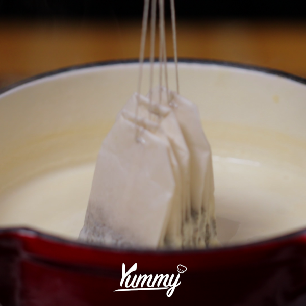 Susu: siapkan sauce pan, rebus susu cair, susu evaporasi, dan krim kental manis, aduk rata. Rebus hingga simmering kemudian seduh teh selama kurang lebih 3-5 menit.  Aduk rata dan dinginkan pada suhu ruang.
