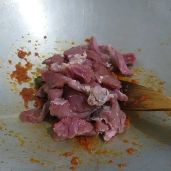 Setelah bumbu matang, masukkan daging dan aduk-aduk sampai berubah warna