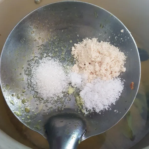 Tambahkan secukupnya garam, gula pasir dan kaldu bubuk. Aduk rata