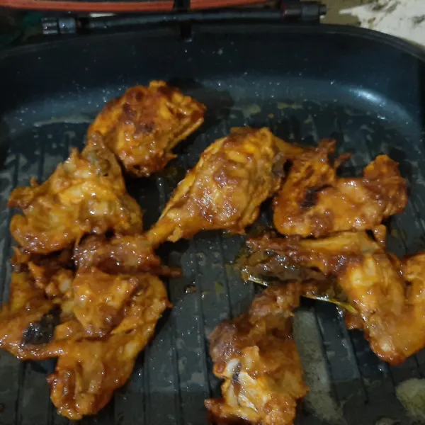 Panggang ayam hingga matang di atas teflon. Sajikan