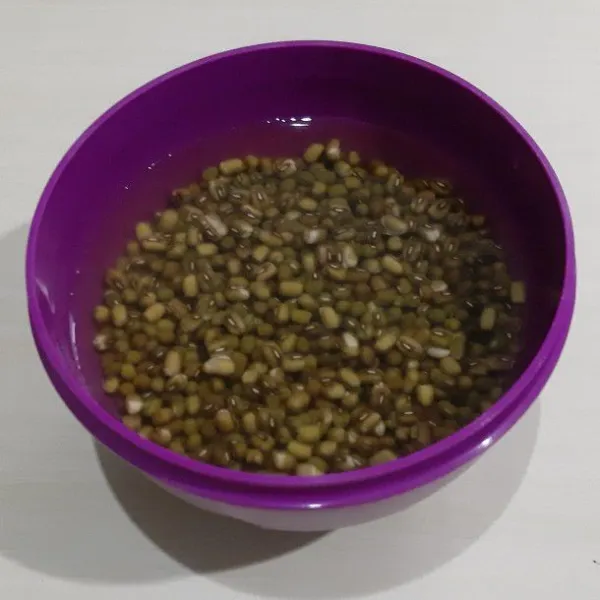 Rendam Kacang Hijau dengan air matang suhu ruangan selama 2 jam