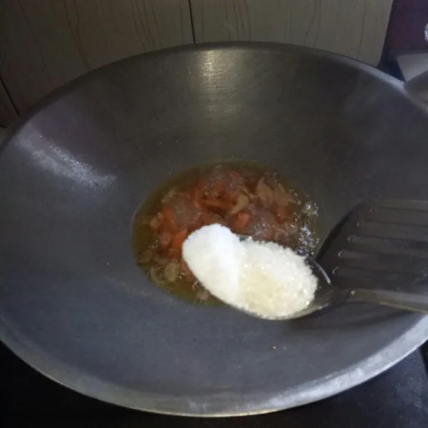 Siapkan pan, panaskan minyak lalu tumis bawang merah, bawang putih sampai harum. Masukan wotel, aduk sampai wortel layu. Tambahkan gula pasir dan garam. Aduk rata