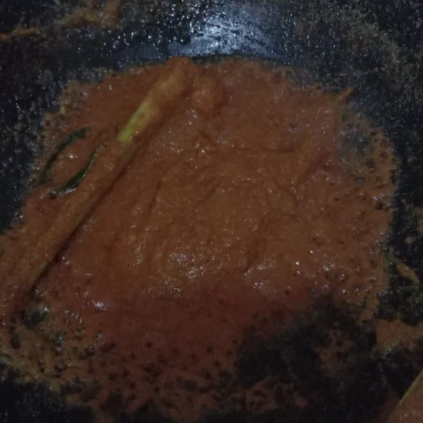 Panaskan minyak goreng lalu tumis bumbu halus, sereh, daun jeruk, daun salam dan lengkuas hingga harum. Beri sedikit air bila perlu supaya bumbu tidak gosong