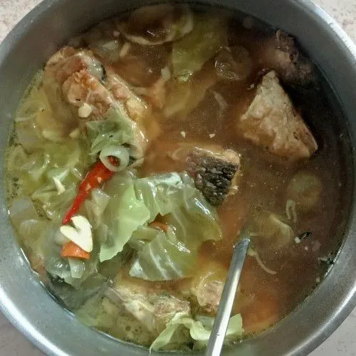 Masukkan bandeng cabut duri, garam dan gula. Masak hingga mendidih, lalu masukkan kubis. Aduk sebentar, lalu matikan kompor