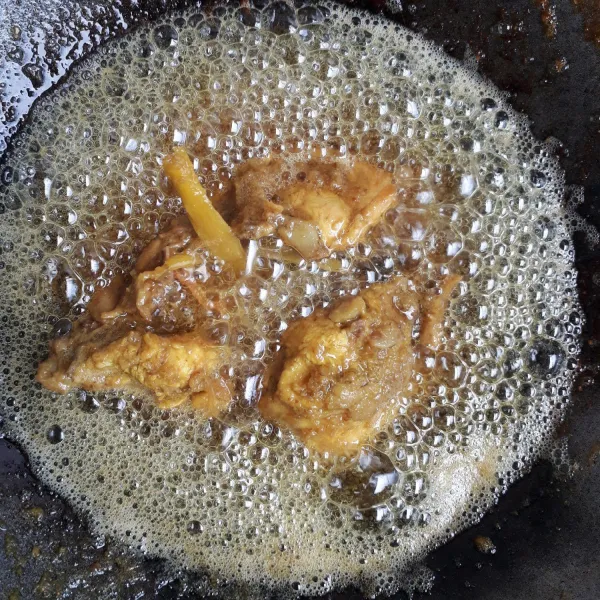 Panaskan minyak secukupnya, lalu goreng ayam hingga kecoklatan. Gunakan api sedang. Sajikan dengan sambal