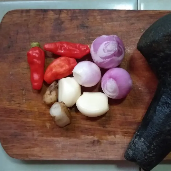 Siapkan bumbu yang dihaluskan, terdiri dari bawang, cabai rawit, dan kencur