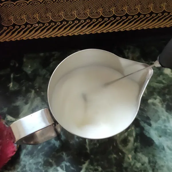 Setelah susu panas,,susu dapat disteam,,di sini saya menggunakan milk frother