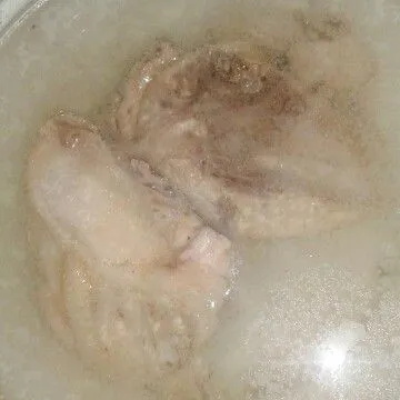 Cuci bersih ayam, didihkan air masukkan ayam. Rebus sampai keluar lemaknya. Sendok dan buang busanya. Angkat ayam