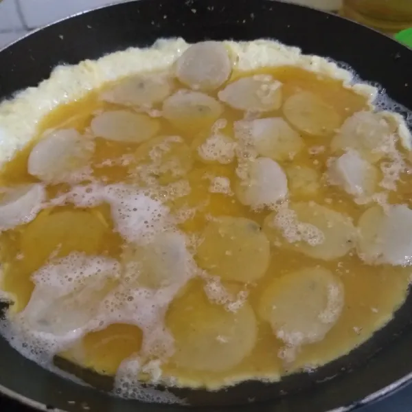 Panaskan minyak secukupnya dalam wajan dadar, goreng pempek telur sambil diratakan. Masak sampai kedua sisinya matang kecoklatan. Gunakan api kecil saja. Setelah matang, tiriskan