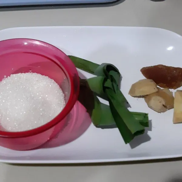 Masukkan daun pandan, jahe, gula pasir, gula merah serta garam secukupnya ke dalam rebusan
