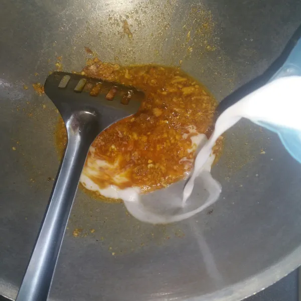 Masukan santan, aduk terus sampai mendidih