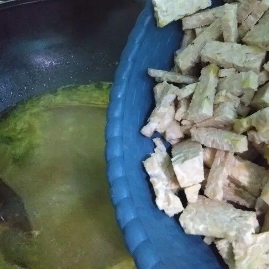 Kemudian masukkan potongan tempe. Aduk rata, masak selama 10 menit