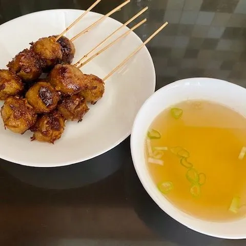 Bakso bakar dan kuah siap dihidangkan dengan rasa yang tidak kalah dengan bakso bakar trowulan yang terkenal.