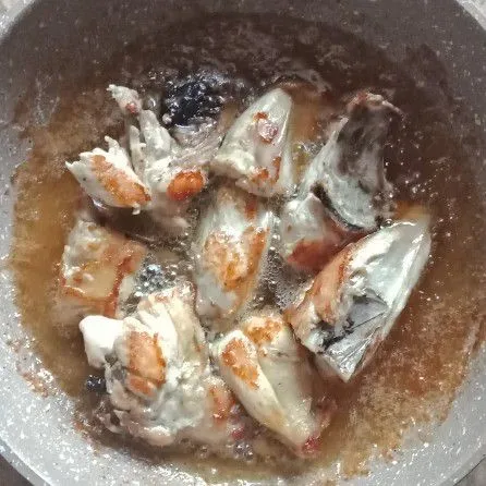 Ayam dipotong-potong, lalu digoreng ½ matang