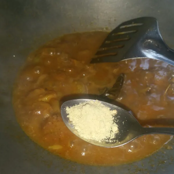 Terakhir tambahkan kaldu bubuk, tes rasa. Angkat dan sajikan