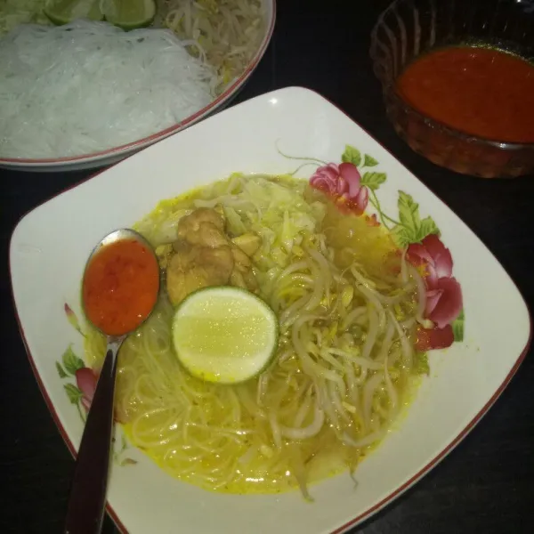 Sajikan soto selagi masih panas dengan bahan pelengkap. Soto lamongan khas soto jawa siap dihidangkan.