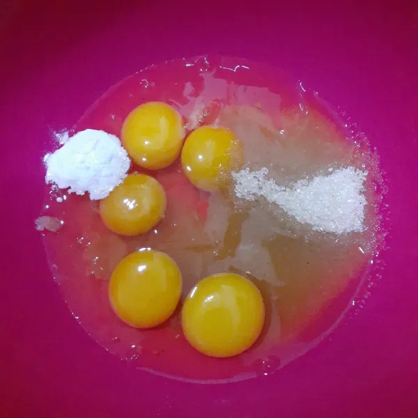 Masukkan telur, gula pasir, Sp, dan baking powder. Mixer dengan kecepatan tinggi hingga putih kental dan berjejak