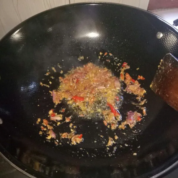Siapkan pan, panaskan minyak. Tumis bumbu halus sampai harum, sambil di aduk rata