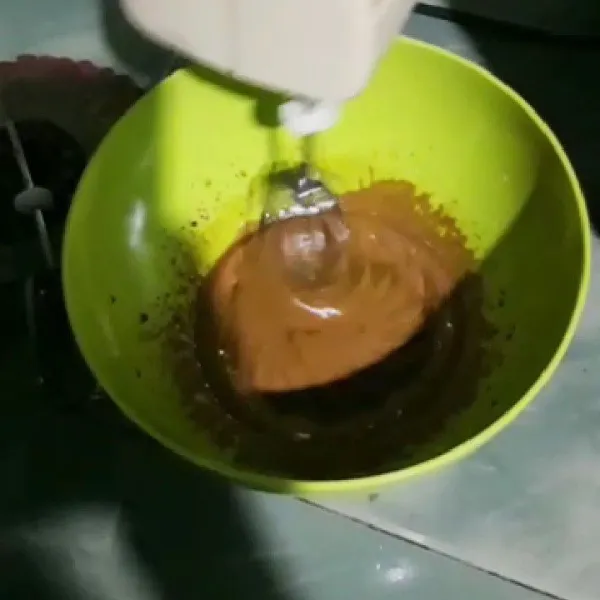 tuang kopi, gula, dan air dalam wadah. kemudian campur menggunakan mixer.
