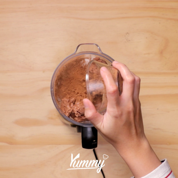 Tambahkan bubuk coklat, desiccated coconut, dan vanilla ekstrak, lalu proses blender hingga semua bahan tercampur rata.
