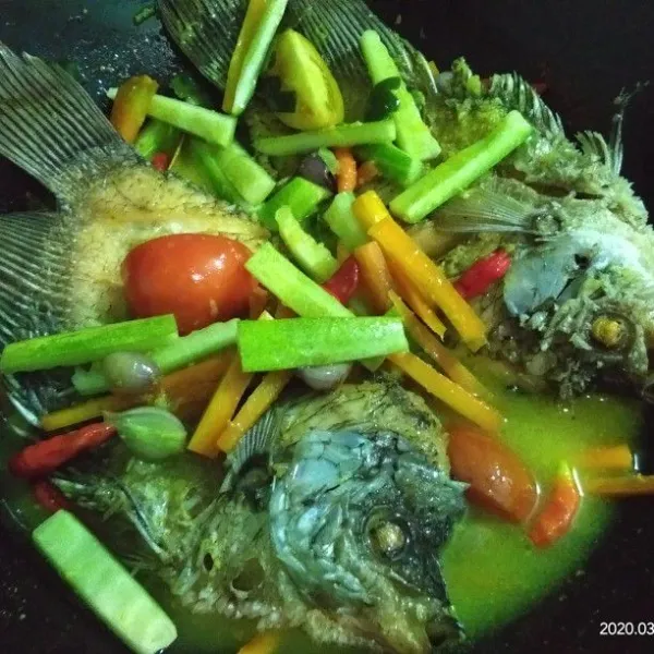 Kemudian masukkan ikan gurame goreng, masak sekitar 10 menit atau sampai bumbu meresap. Angkat, sajikan