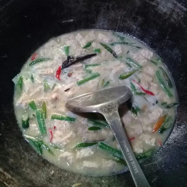 Masak sampai kacang panjang layu dan mendidih, tes rasa jika sudah pas, angkat sajikan