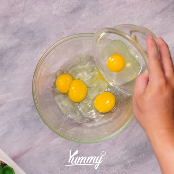 Kocok telur dengan gula pasir, dan emulsifier hingga mengembang.