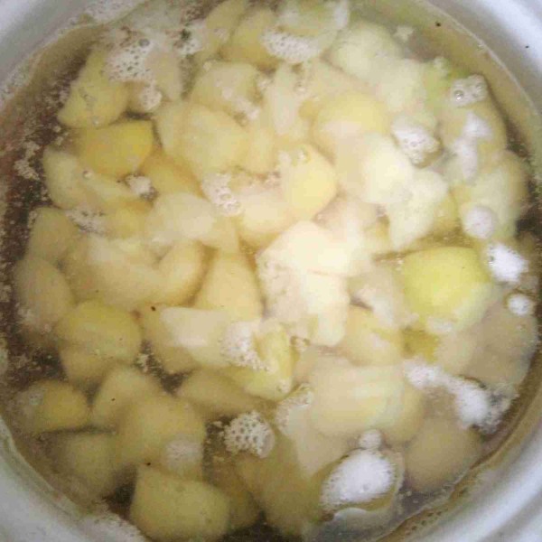 Rebus kentang,tambahkan 1/2 sdt garam,rebus  hingga matang dan empuk.