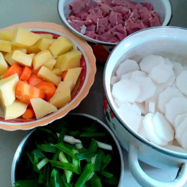 Potong dadu daging, potong sayuran, kentang, daun bawang, selederi sesuai selera, cuci bersih