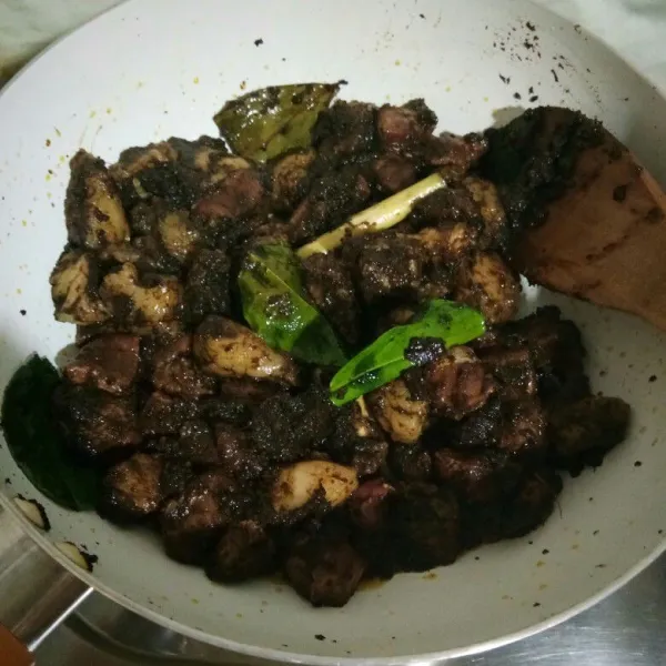 Aduk rata hingga daging dan lemak terbalut bumbu dan berubah warna