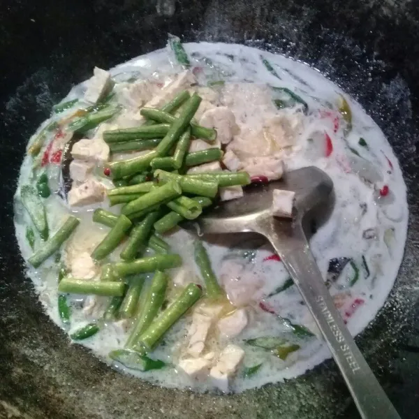 Masukkan kacang panjang dan tempe, aduk rata