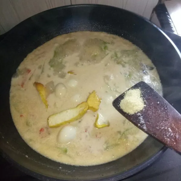 Setelah labu siam setengah matang, masuKkan telur puyuh dan tahu. Masak sampai mendidih kembali. Tambahkan kaldu bubuk, aduk rata.