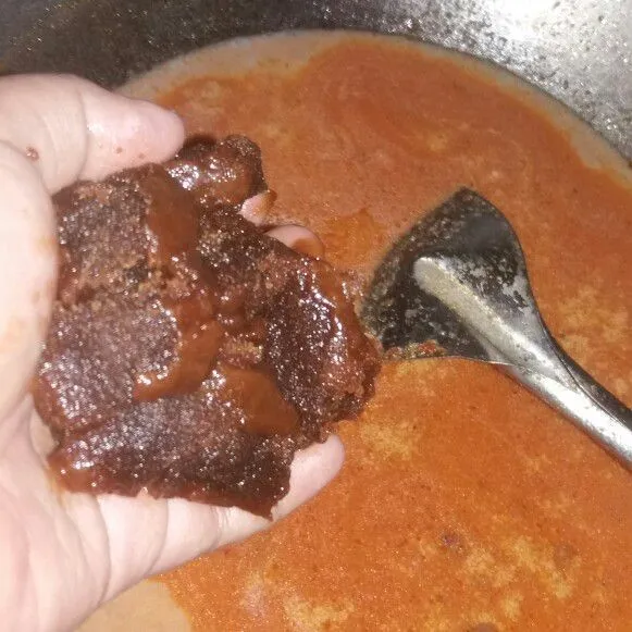 Tambahkan gula merah. Masak hingga mendidih