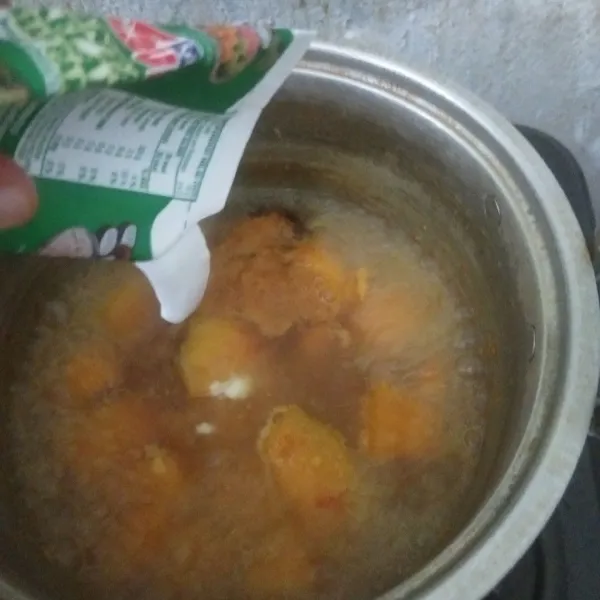 Masukkan santan instan. Masak sambil sesekali diaduk sampai labu empuk