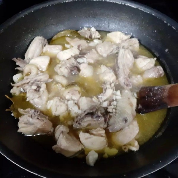 Nyalakan kompor, lalu masak hingga ayam empuk atau air menjadi asat. Matikan kompor, lalu sisihkan