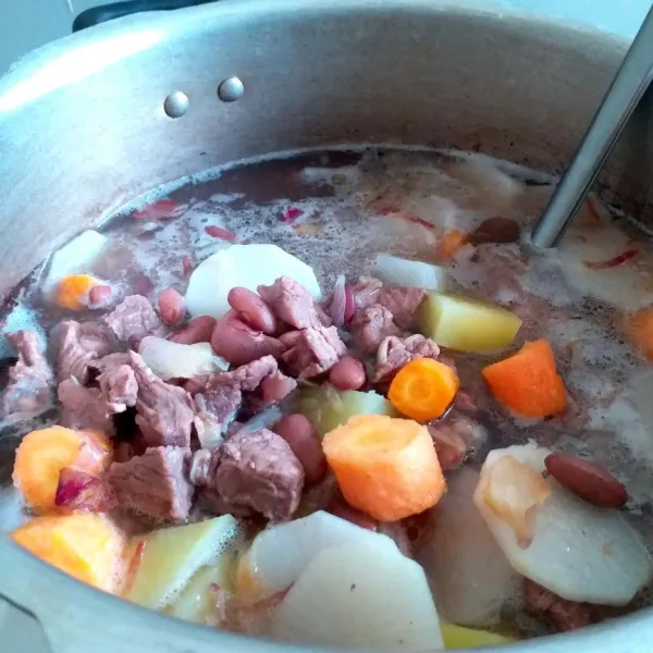 Susul dengan memasukkan kentang, wortel dan lobak, masak hingga hampir matang