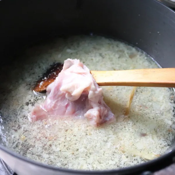 Masukkan air matang kemudian masukkan ayam. Rebus hingga matang. Beri penyedap rasa, sajikan bersama dengan bihun, tauge, seledri, jeruk limau dan daging