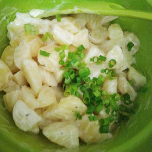Masukkan kentang yang telah empuk kedalam wadah yang berisi saus,aduk rata kentang hingga terbalut bumbu. tambahkan daun irisan daun bawang/peterseli. aduk kembali.