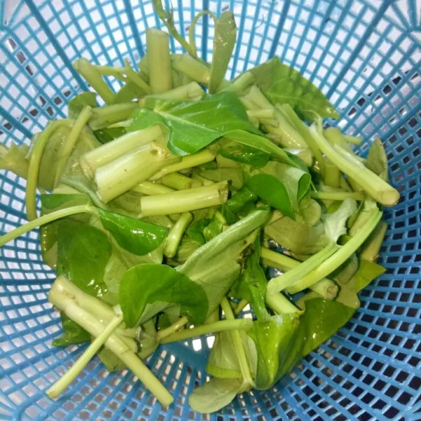 Siangi kangkung, cuci bersih lalu tiriskan
