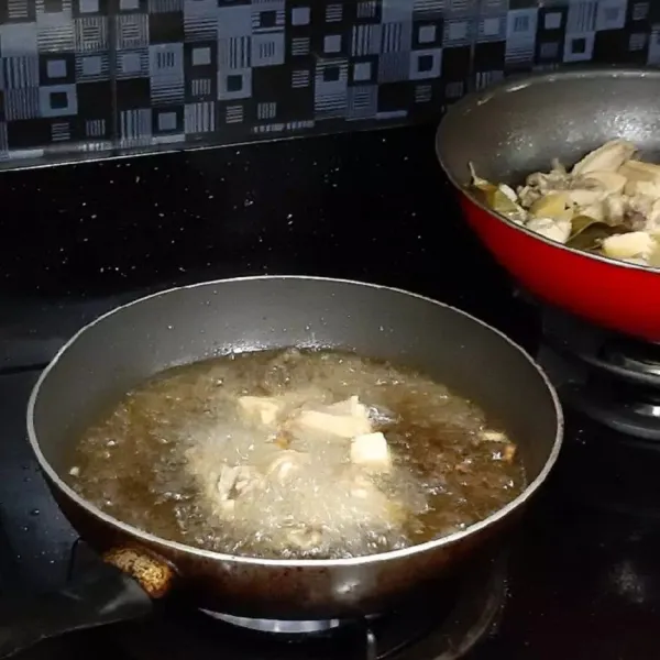 Goreng ayam, kurang lebih 30 detik. Lalu angkat. Lakukan hingga ayam habis