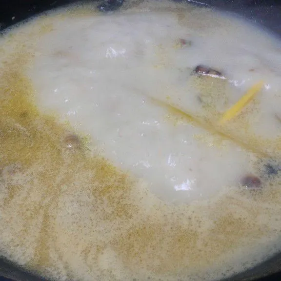 masukkan santan kental pada kuah soto masak hingga mendidih, koreksi rasa dan kuah soto siap dihidangkan bersama bahan pelengkapnya