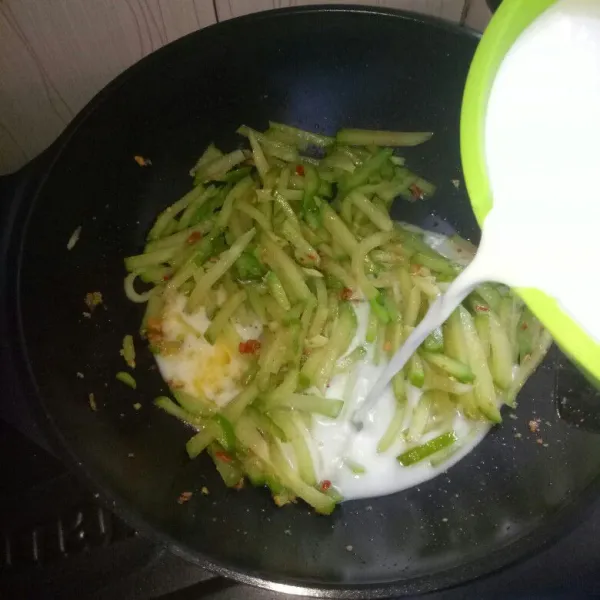 Siapkan pan, panaskan minyak lalu tumis bumbu halus sampai harum. Masukkan labu siam, aduk rata sampai layu. Tuang santan, aduk rata.