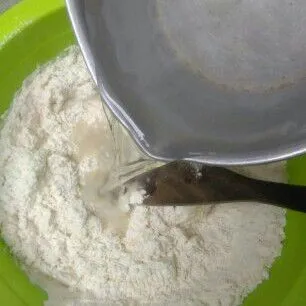 Pertama buat adonan biang dengan cara ayak tepung terigu, kemudian tambahkan putih telur serta bumbu-bumbu lainnya. Lalu aduk sebentar kemudian tuang air mendidih sedikit demi sedikit sambil diuleni hingga kalis
