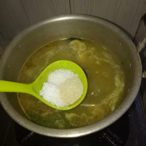 Masukan daun jeruk dan salam. Tambahkan garam,gula pasir dan kaldu bubuk. Masak sampai kaldu mendidih kembali. Tes rasa, angkat. Kuah siap disajikan