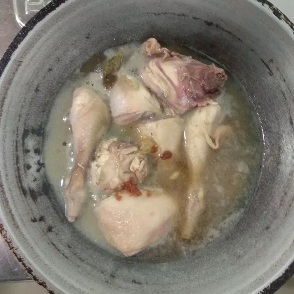 Masak air hingga mendidih, lalu masukan ayam, gula merah, kecap manis, garam, kaldu bubuk, daun salam, dan bumbu halus. Lakukan tes rasa