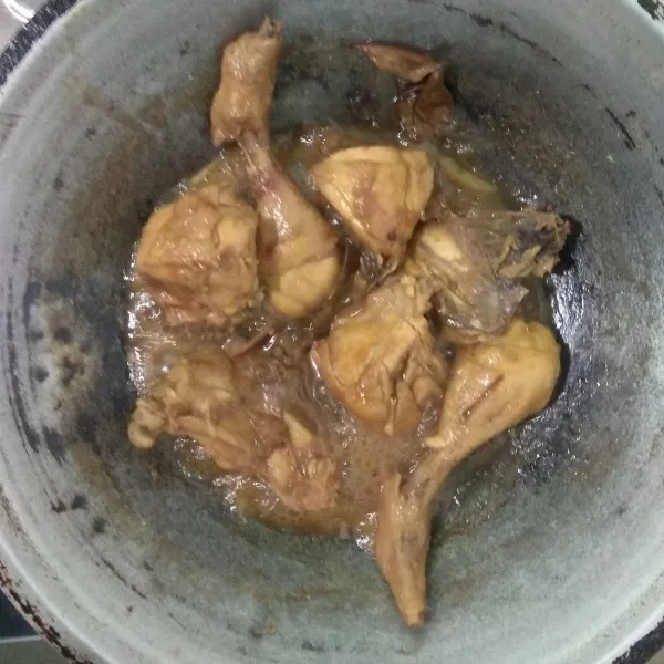 Masak ayam hingga empuk dan bumbu meresap, lalu matikan api