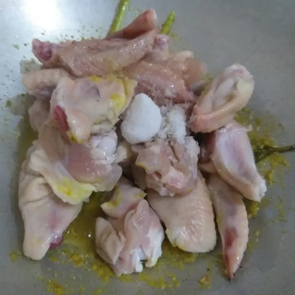 Setelah bumbu halus bau harum dan matang, masukkan ayam. Aduk-aduk sampai ayam berubah warna. Tambahkan juga garam dan gula merah